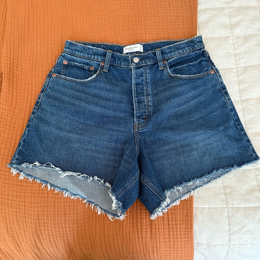 A&F Curve Love The Dad Short High Rise Raw Hem Medium Blue Size 31/12